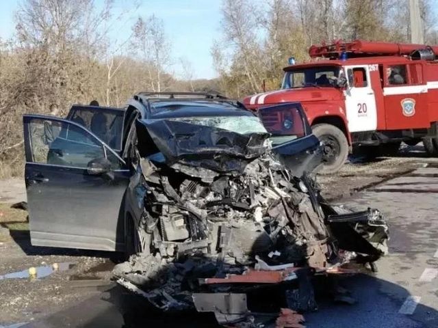 В Бийске при лобовом столкновении легковушки и грузовика пострадал водитель - Инцидент Барнаул, 12.10.2026
