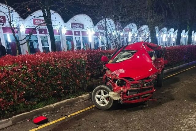 Спасателям в Сочи пришлось вырезать тело погибшего водителя из разбитого всмятку авто - KrasnodarMedia, 27.03.2026