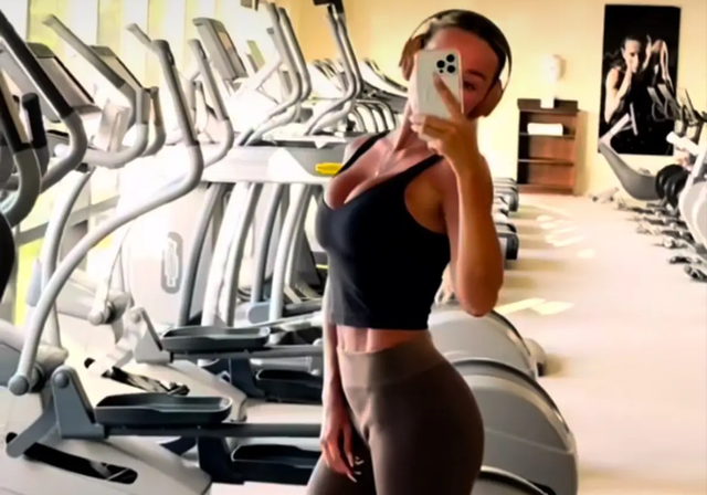 Всего 3 минуты — и осиная талия Анны Седаковой "в кармане": купальник носить не стыдно - UssurMedia: Лента новостей, 02.04.2026