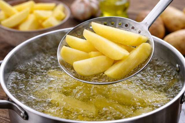 Зачем перед жаркой ошпаривать картошку кипятком - хитрость, про которую знают только профи - UssurMedia: Лента новостей, 05.04.2026