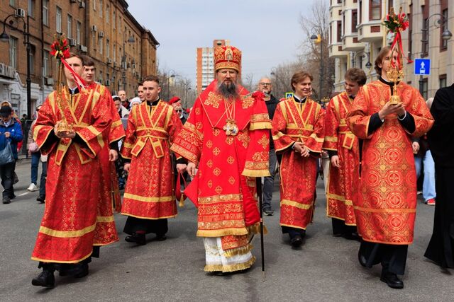 Во Владивостоке крестным ходом отпраздновали Пасху - PrimaMedia: Лента новостей, 12.04.2026