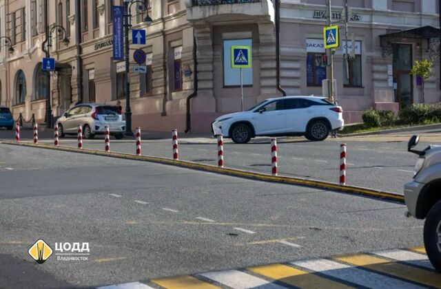 Делиниаторы частично демонтируют на перекрёстке в центре Владивостока - PrimaMedia: Лента новостей, 13.04.2026