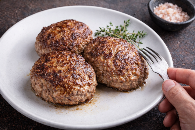 Хлеб в фарше - прошлый век: готовлю котлеты как Ивлев прописал: сочные, мясистые, без лишней влаги - UssurMedia: Лента новостей, 16.04.2026