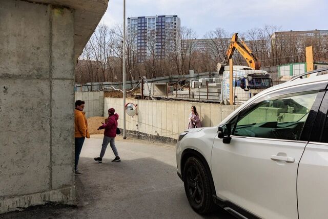 Второй выезд зарыла соседняя стройка — теперь 1484 квартиры ЖК "Южный" обслуживает одна узкая дорога - PrimaMedia: Лента новостей, 17.04.2026