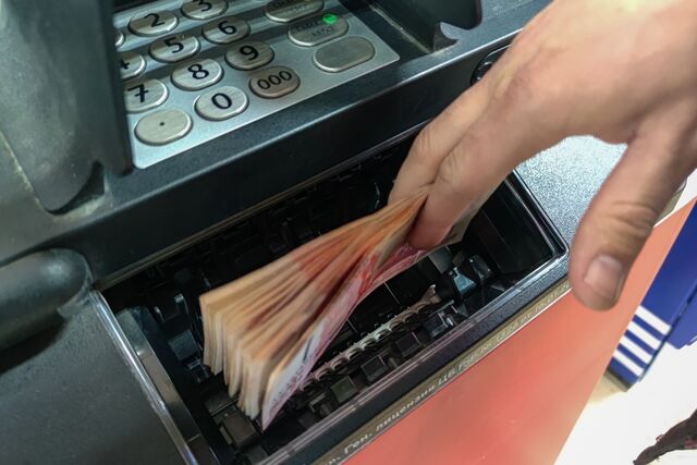 Эксперт объяснил, почему россияне массово снимают наличные в банкоматах - PrimaMedia: Лента новостей, 19.04.2026