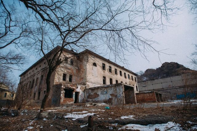 Подростки облюбовали руины: суд заставил Минобороны закрыть аварийную казарму во Владивостоке - PrimaMedia: Лента новостей, 27.04.2026