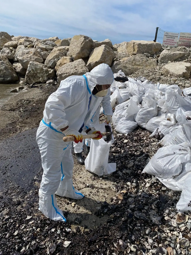 Выбросы нефтепродуктов устраняют на пяти участках береговой линии в Туапсе - KrasnodarMedia, 30.04.2026