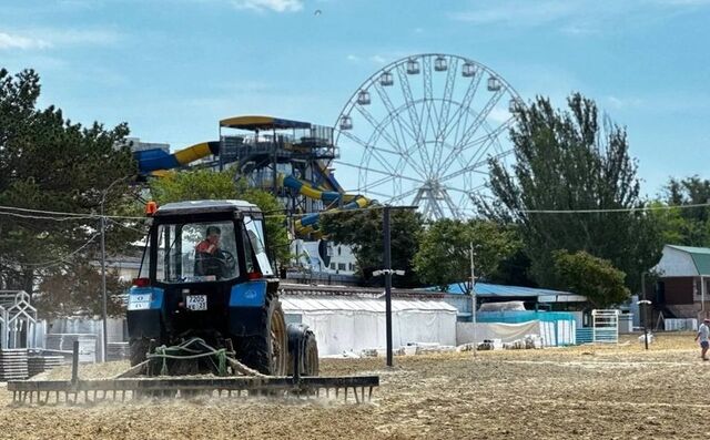 В Анапе новый песок на пляжах начали просеивать от камней и бороновать - KrasnodarMedia, 26.05.2026