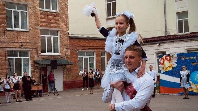 Со слезами радости, танцами и самолетиками встретили Последний звонок в уссурийской школе - UssurMedia: Лента новостей, 26.05.2026