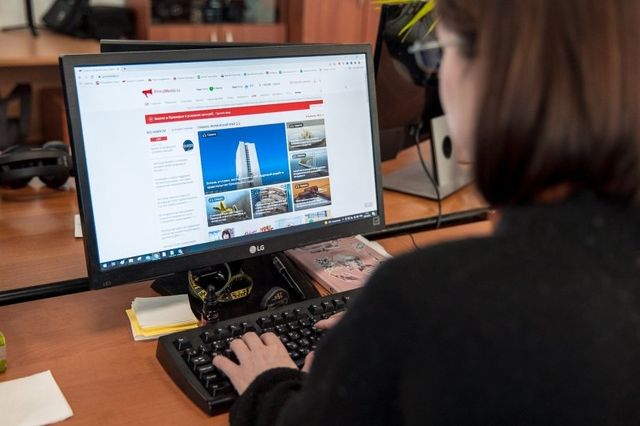 Картина дня: рыбаки присматриваются к акулам, парконы штрафуют и подсолнухи к ВЭФ - PrimaMedia: Лента новостей, 21.08.2026