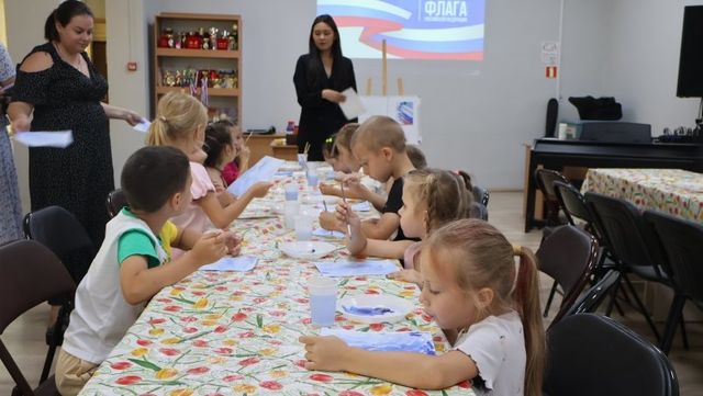 "Флаг моей страны": уссурийские дошколята нарисовали триколор накануне праздника "Флаг моей страны": уссурийские дошколята нарисовали триколор накануне праздника - UssurMedia: Лента новостей, 21.08.2026