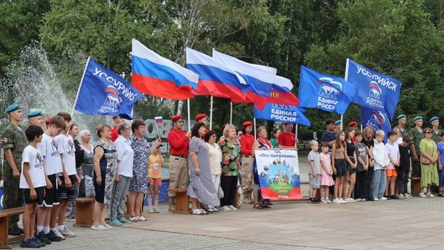 Триколор на груди: Уссурийск отметил День Государственного флага России - UssurMedia: Лента новостей, 22.08.2026
