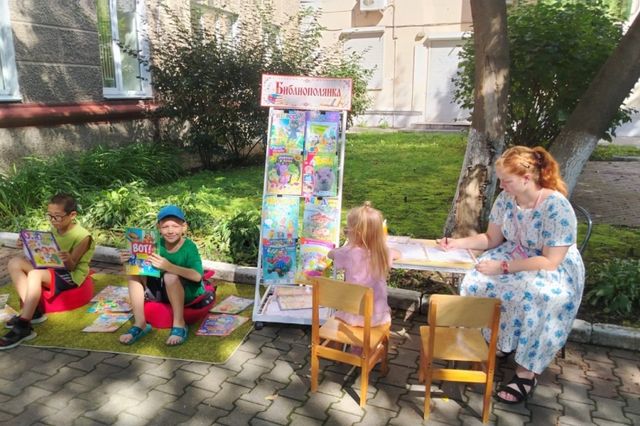 Жители Уссурийска могут читать книги под открытым небом у городских библиотек - UssurMedia: Лента новостей, 22.08.2026