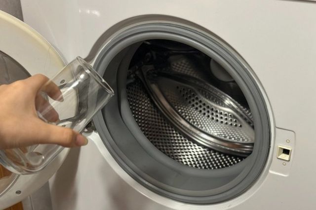 Умные хозяйки вовсю используют: 1 копеечное средство спасёт стиралку от накипи и запаха - PrimaMedia: Лента новостей, 24.08.2026