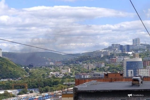 Чёрный дым виден издалека: автосервис загорелся на Снеговой во Владивостоке - PrimaMedia: Лента новостей, 14.09.2026