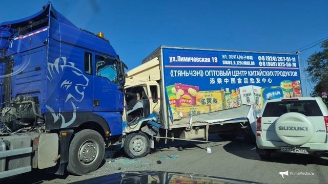 "Вижу — фура мчится на встречку": очевидцы — о том, как грузовик без тормозов смял 10 машин во Владивостоке "Вижу — фура мчится на встречку": очевидцы — о том, как грузовик без тормозов смял 10 машин во Владивостоке - PrimaMedia: Лента новостей, 01.10.2026