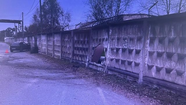 Автоледи своей легковушкой пробила бетонный забор в Уссурийске - UssurMedia: Лента новостей, 13.10.2026