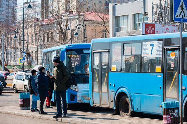Водителя автобуса во Владивостоке наградили за помощь незрячим пассажирам - PrimaMedia: Лента новостей, 16.10.2026