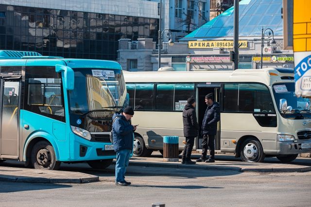 Троих подростков-зацеперов заметили на автобусе Владивостока - PrimaMedia: Лента новостей, 17.10.2026