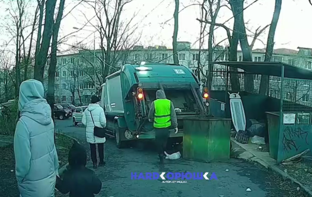 "Ты что творишь?": выходка водителя мусоровоза "ошарашила" приморцев – видео - NakhodkaMedia: Лента новостей, 20.10.2026