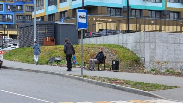 Не дождались павильонов — поставили скамейки: жители Патрокла благоустроили остановки за свой счет Не дождались павильонов — поставили скамейки: жители Патрокла благоустроили остановки за свой счет - PrimaMedia: Лента новостей, 20.10.2026