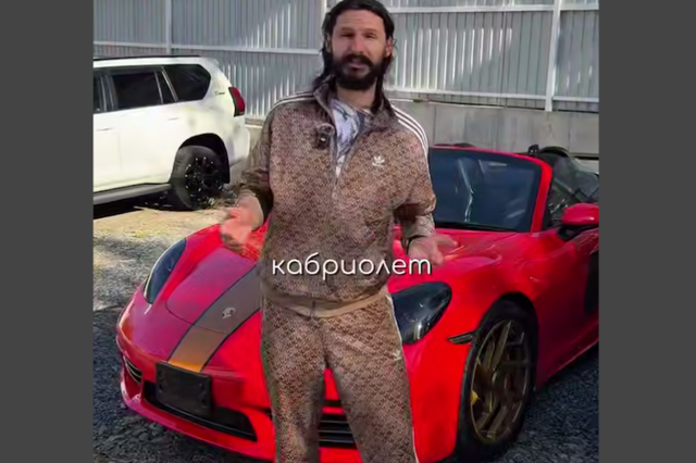 "Это Porsche?": щедрый подарок богача из Владивостока вызвал ажиотаж – видео "Это Porsche?": щедрый подарок богача из Владивостока вызвал ажиотаж – видео - NakhodkaMedia: Лента новостей, 21.10.2026