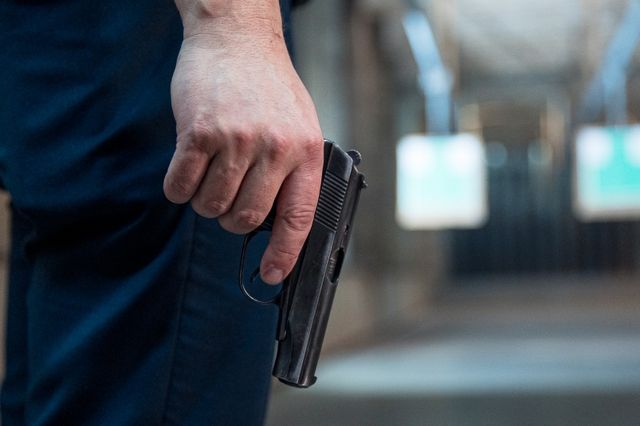 В Трудовом подростки приставали к девочке в подъезде с "предметом, похожим на пистолет" В Трудовом подростки приставали к девочке в подъезде с "предметом, похожим на пистолет" - PrimaMedia: Лента новостей, 21.10.2026