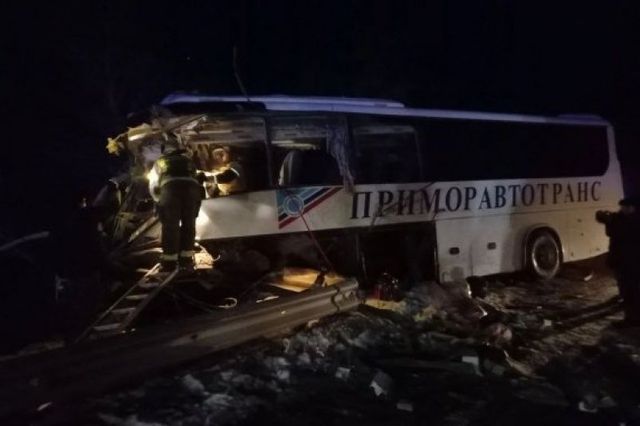 5 лет колонии за три смерти: в Приморье осудили водителя фуры, разбившей пассажирский автобус - PrimaMedia: Лента новостей, 23.10.2026