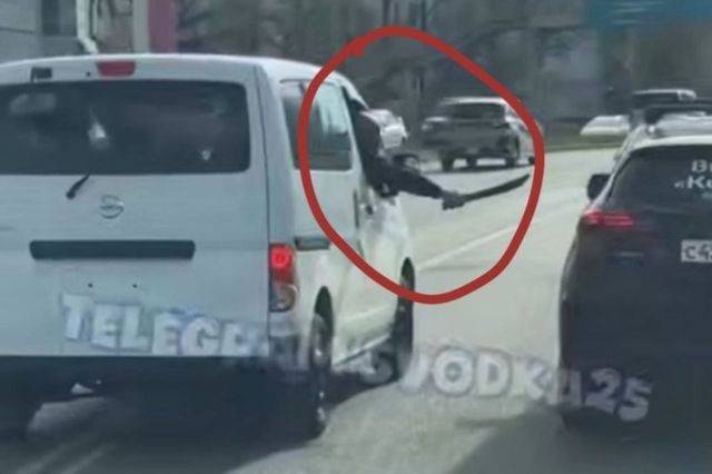 "В окно высунул": дичайший инцидент в пробке во Владивостоке попал на видео "В окно высунул": дичайший инцидент в пробке во Владивостоке попал на видео - NakhodkaMedia: Лента новостей, 27.10.2026
