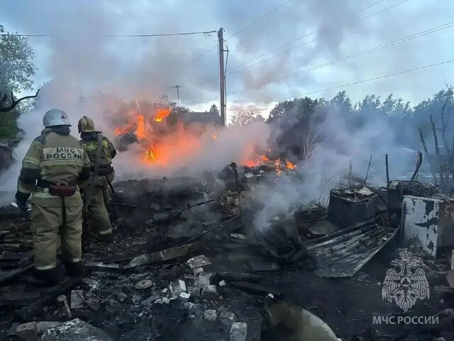 Ночной пожар в садовом товариществе имени Тимирязева в Заволжье унес жизни двух женщин. Сгорели три дома, площадь возгорания – 111 квадратных метров. При разборе завалов спасатели обнаружили тела погибших, 1949 и 1988 годов рождения. По предварительной версии, причиной стало неправильное устройство или поломка печи. - Нижний Новгород с огоньком, 27.05.2026