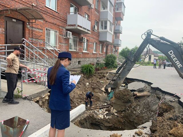 В 44 миллиона рублей оценила ремонт аварийного коллектора на улице Крещенской администрация Хабаровска - Губерния l Хабаровск, 10.11.2025