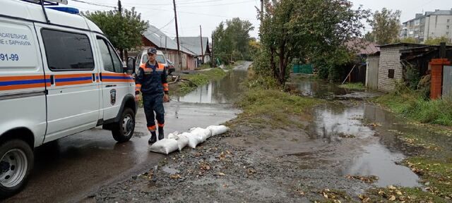 Городские службы устраняют последствия непогоды в Барнауле - Барнаул, 31.08.2025