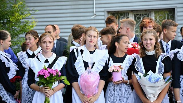 Дети вместо цветов: нужно ли дарить учителю букеты на 1 сентября - DVHAB.ru, 31.08.2025