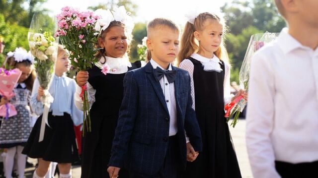 В школах Хабаровска прошли линейки в честь Дня знаний - DVHAB.ru, 01.09.2025