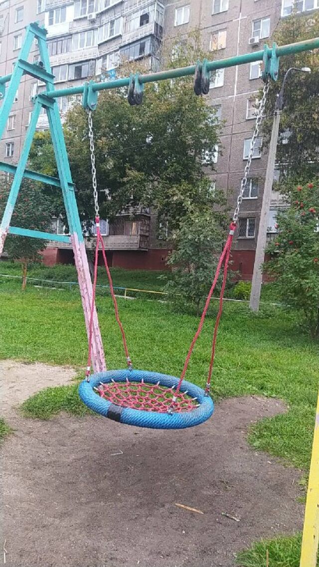 После нашей публикации качели починили! - Новости Челябинска, 03.09.2025
