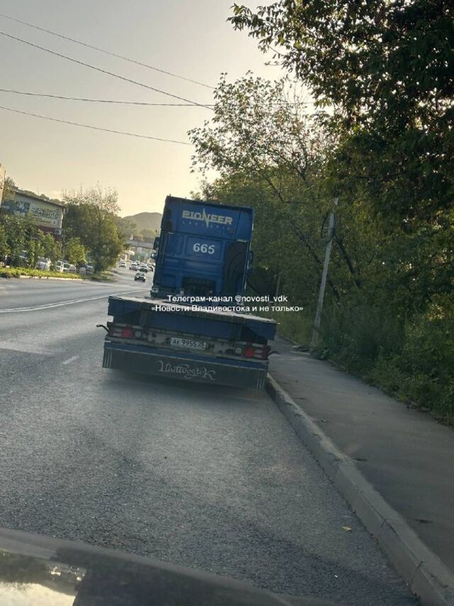 «Сколько можно каждый день его объезжать? Он стоит на проезжей части систематически. - Новости Владивостока и не только, 16.09.2025