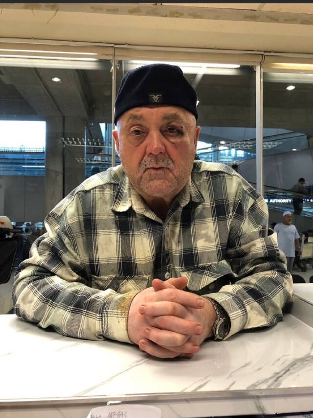 «Сейчас в туристической полиции Таиланда находится житель Владивостока Валерий Толчигречко. Не пьян. Ушиб свежий. Как выяснилось, он в составе группы из девяти человек летели из Саудовской Аравии в Россию. С пересадкой в Бангкоке. Очнулся в туалете аэропорта. Без вещей. Без друзей. Что произошло, плохо помнит. - Новости Владивостока и не только, 16.10.2025