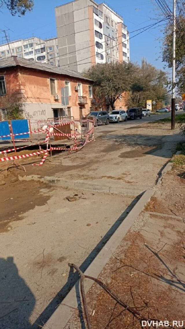 Едут по тротуару: перекрытие дороги в Трубном переулке игнорируют водители Едут по тротуару: перекрытие дороги в Трубном переулке игнорируют водители - DVHAB.ru, 26.10.2025