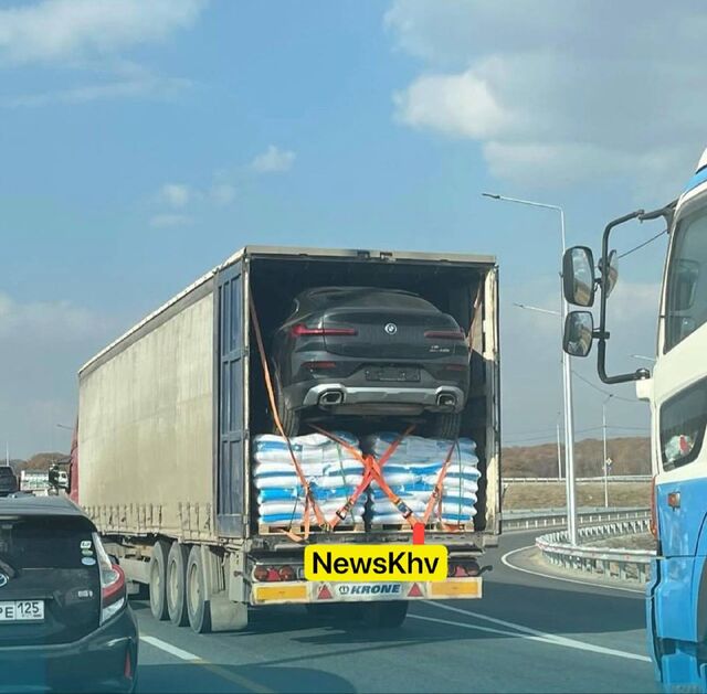 Новый способ перевозки автомобилей изобрели на Дальнем Востоке Новый способ перевозки автомобилей изобрели на Дальнем Востоке - NewsKhv, 26.10.2025
