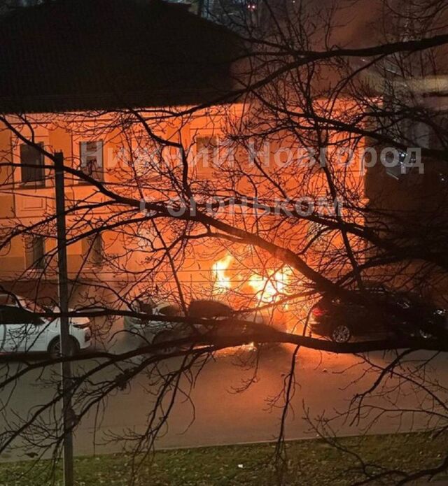 На улице Костина один автомобиль сгорел, второй, по сообщениям очевидцев, частично пострадал - Нижний Новгород с огоньком, 29.10.2025