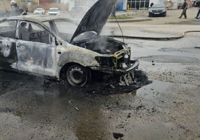 Ростовчане своими силами потушили горящий автомобиль на проспекте Шолохова - Блокнот-Ростов, 03.11.2025