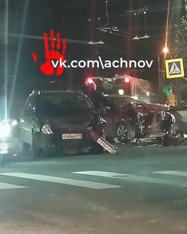Этим вечером на улице Бажова произошла авария, в которой пострадали четыре человека! Этим вечером на улице Бажова произошла авария, в которой пострадали четыре человека! - Агентство чрезвычайных новостей, 07.11.2025