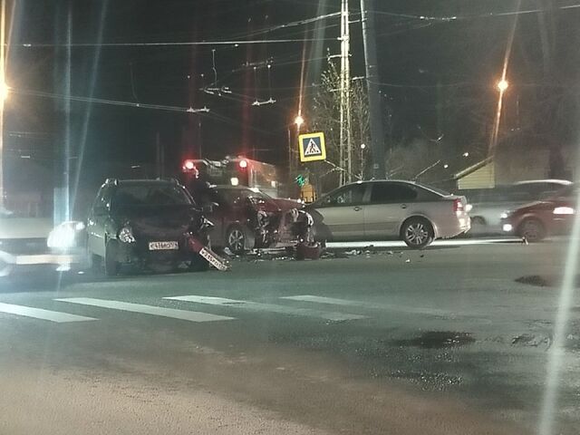 В ДТП на перекрестке проспекта Победы и Бажова пострадали четыре человека. В ДТП на перекрестке проспекта Победы и Бажова пострадали четыре человека. - 74.RU| Новости Челябинска, 07.11.2025