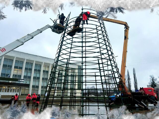 В уфимской Черниковке начали устанавливать пиксельную ель - Уфа с огоньком, 19.11.2025