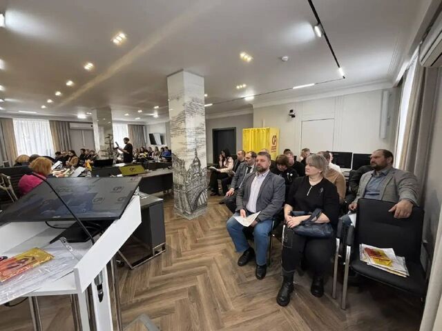 Министр внутренней политики Елена Дерганова поздравила Вадима Шаршова с избранием на должность председателя совета регионального отделения партии «Справедливая Россия». Голосование состоялось в рамках общего собрания регионального отделения партии. Решением собрания были также досрочно прекращены полномочия всего совета реготделения и контрольно-ревизионной комиссии с избранием их нового состава. - Воронежская область, 21.02.2026