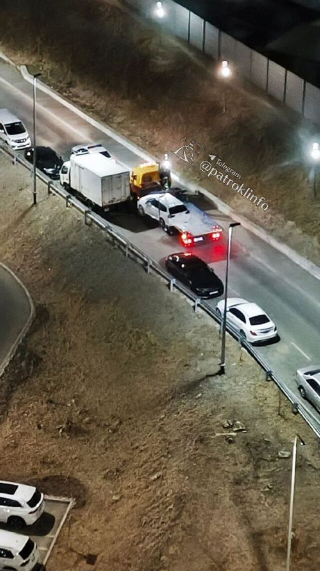 Муниципальный эвакуатор добрался до Патрокла. Месяц назад на Архангельской вдоль домов №25 - 29 установили знаки, запрещающие парковку. Теперь там периодически может появляться эвакуатор. - Newsvlru, 06.03.2026