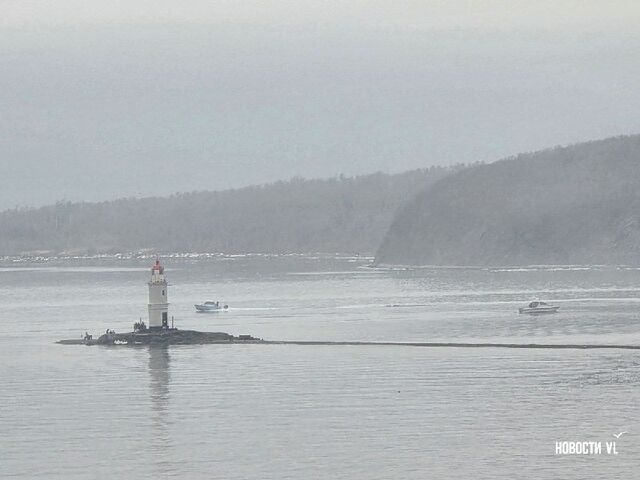 Сегодня во Владивостоке должен состояться традиционный Угон льдины - неофициальное открытие сапсёрферского сезона. Местом для акции выбрали Токаревскую кошку. Сейчас в сторону маяка образовалась пробка из желающих поучаствовать, она начинается почти от заправки. Паркуются участники акции на платном пляже, справа от Токаревской косы. По 200 рублей собирают на въезде, поэтому быстро проехать не получится. Зато у арендаторов сегодня счастливый день. - Newsvlru, 22.03.2026