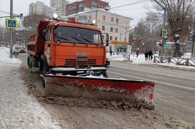 Муниципальные коммунальные службы Екатеринбурга после сильного снегопада за сутки вывезли с улиц уральской столицы 412 тонн снега, мусора и грязи - Областная газета | Новости Свердловской области, 12.04.2026