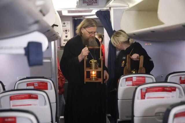 В Екатеринбург доставили частицу Благодатного огня. - Екатеринбург №1, 12.04.2026