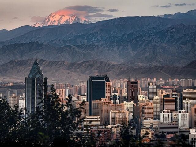 Из Екатеринбурга запускают прямые рейсы в Урумчи – главный город на западе Китая и самый удаленный от моря мегаполис. Авиакомпания Red Wings станет единственным перевозчиком на этом направлении. Из Екатеринбурга запускают прямые рейсы в Урумчи – главный город на западе Китая и самый удаленный от моря мегаполис. Авиакомпания Red Wings станет единственным перевозчиком на этом направлении. - Деловой квартал | DK.RU, 16.04.2026